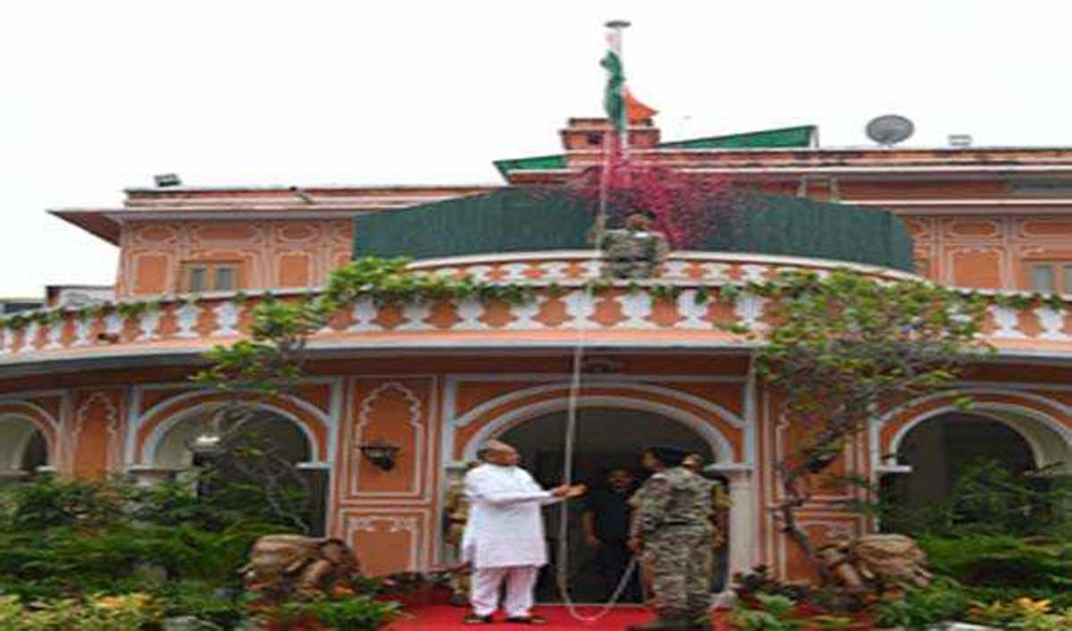 गहलोत ने मुख्यमंत्री निवास पर किया ध्वजारोहण